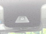 【インテリジェントエマージェンシーブレーキ】フロントカメラで前方の車両や歩行者を検知。衝突しそうな時は衝突被害軽減ブレーキが作動、衝突回避をサポート。より安全にドライブをお楽しみいただけます。