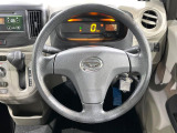 インテリアに合わせたデザインのステアリングは、運転される方のことも考え、運転しやすい形状、大きさです。是非一度、実際に触ってお確かめください。