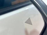 【後方車輛検知】走行中、ドアミラーの死角になりやすい箇所に後続車が接近するとサイドミラー付近に警告を表示、ドライバーに注意喚起をしてくれます。