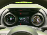 速度やシフト位置などの情報が見やすく配置され、運転中に必要な表示を確認しやすい構成です。中央のディスプレイにも情報がまとまり、日常の運転をサポートします。