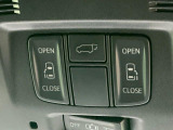 【両側パワースライドドア】スマートキーや運転席のスイッチで後席両側スライドドアの開閉が可能♪電動だから力を入れてドアを開ける必要が無く、小さなお子様でも簡単に開け閉めでき快適です♪