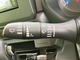 ステアリングには左右にスイッチが備わり、手元で各種機能を扱いやすい配置です。メーターやナビとの位置関係も確認しやすく、運転中に必要な情報へ目を向けやすい環境です。