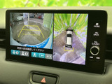 後方と車両周辺の映像を画面で確認でき、駐車時の位置合わせや周囲の確認をサポートします。ガイド表示も備わり、バックでの駐車や狭い場所での取り回しに役立つ装備です。