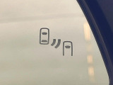 【ブラインドスポットモニター】走行中、ドアミラーの死角になりやすい箇所に後続車が接近するとサイドミラーのレンズに警告を表示!ドライバーに注意喚起をしてくれます。