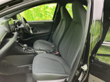 前席は座面と背もたれにゆとりが感じられ、乗車時の姿勢を確かめやすい室内です。運転席からの見通しや足元のスペースも含め、毎日の使い勝手を現車でお試しいただけます。