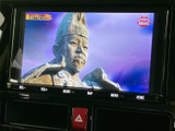 停車中にテレビや映像コンテンツを楽しめる機能。長距離移動のお供に最適です。家族や友人と一緒に、快適な時間を過ごせます。