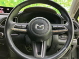 操作系の集中により、安全運転をサポートします。ステアリング操作中でも、オーディオやハンズフリー通話などを簡単にコントロールできます。
