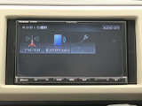 FM/AMやBluetooth Audioなど、音源を画面上で選べるメニューを表示。選択肢がアイコンと文字で整理されており、利用したい音源を確認しながら選びやすい画面です。