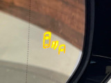 【ブラインドスポットモニター】走行中、ドアミラーの死角になりやすい箇所に後続車が接近するとサイドミラーのレンズに警告を表示!ドライバーに注意喚起をしてくれます。
