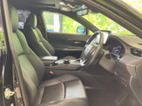 運転席まわりは視界が広く、前方や周囲を確認しやすいレイアウトです。シートにはステッチと素材の切り替えがあり、ゆったりした座面で落ち着いて過ごせる室内空間です。