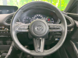 インテリアに合わせたデザインのステアリングは、運転される方のことも考え、運転しやすい形状、大きさです。是非一度、実際に触ってお確かめください。
