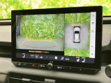 後方の映像に加え、周囲を上から見たような表示も確認できます。駐車時に車両周辺の状況を把握しやすく、狭い場所での車庫入れや切り返しをサポートしてくれます。