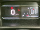 視認性の高いメーター類で、運転に必要な情報をしっかり確認できます。デジタル表示で、シンプルかつ分かりやすいデザインです。
