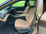運転席からの視界は広く、運転操作もスムーズ。快適なドライビングをサポートする空間です。上質な素材と落ち着いた色合いが魅力です。