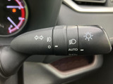 操作しやすい位置に配置され、直感的に操作できます。安全運転をサポートするため、必要な合図を送りましょう。