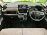 見通しのよい運転席まわりに、計器や操作部がまとまり、必要な情報を確認しやすい配置です。前方を見ながら各装備へ手を伸ばしやすく、毎日の運転を支える室内空間です。