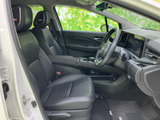 広々とした室内空間は、運転席からの視界も良好。シートの形状も工夫されており、長距離運転でも疲れにくいでしょう。快適なドライブを楽しめます。