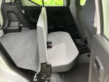 後席は座面と背もたれが見やすく、乗員が落ち着いて過ごせる空間です。足元には小物置きも備わり、同乗者にとっても使い勝手を感じられる室内です。