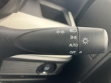操作しやすいウインカーレバーで、安全な車線変更をサポートします。直感的な操作で運転に集中でき、周囲への意思表示がスムーズに行えます。
