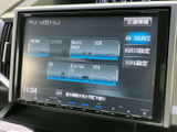 多彩なソースに対応し、お好みの音楽を車内で楽しめます。CDやUSB、SDカードなど、様々なメディアを再生可能です。