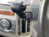 インパネシフトならハンドルからの移動距離が短く操作もスムーズ!また、足元が広くなりすっきりしますので、大柄な方でも快適にお過ごしいただけます。