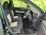 前席は運転席と助手席が並び、ドアを開けた際にも乗り降りの動線を確認しやすい配置です。窓から外の様子も見渡せ、日々の移動を快適に過ごせます。