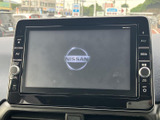 タッチ画面と左右のボタン・ダイヤルを備え、目的に合わせて画面操作とボタン操作を選べます。メニューや音量などの表示もあり、日常使いで確認しやすい構成です。