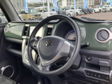 運転席からの眺めは良好で、運転に集中できます。操作しやすい配置で、快適なドライブをサポートします。