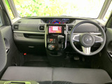 運転席まわりはメーターやセンターパネルを見渡しやすく、前方の視界も広々としています。座席はゆったりとした形状で、毎日の移動でも落ち着いて過ごせる室内空間です。