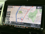 鮮明な地図表示で、現在地や周辺の施設情報を確認でき、スムーズなナビゲーションをサポートします。最新の交通情報も確認でき、渋滞回避にも役立ちます。