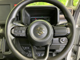 メーターを確認しやすい位置に配されたステアリングで、運転中も視線の流れが自然です。左右にスイッチ類がまとまり、手元で扱える機能の豊富さも魅力です。