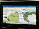 地図画面が大きく表示され、現在地や周辺の道路をひと目で確認しやすいナビです。目的地までの道順を確認しながら、初めての場所へのお出かけにも役立ちます。