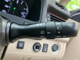 手の届きやすい位置にウインカーレバーを配置しました。スムーズな操作で、安全な車線変更をサポートします。