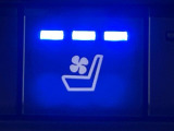 【シートヒーター&ベンチレーション】夏場は涼しい風でお尻や背中の熱やムレを防ぎ、冬はエアコンよりも早く温まってポカポカに!季節を問わず快適に過ごせます。