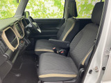 運転席からの視界は広く、運転操作もスムーズに行えます。ステアリングの握り心地も良く、運転を楽しめます。