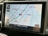 運転に集中できる高精細な地図表示。目的地へのナビゲーションをスムーズに行えます。道に迷う心配なく、快適なドライブを楽しめます。