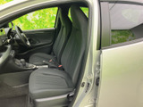 視界の広さが特徴的な運転席。メーター類や操作系が手に届く範囲に配置され、運転に集中できます。安全運転をサポートする機能も充実しています。