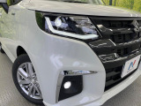 【LEDヘッドライト】悪天候や夜間走行時も良好な視界を確保し安心して運転できる高輝度LEDヘッドライトを装備!点灯速度が早く、消費電力も抑えられています。