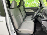 明るいグレー系のシートと、ゆとりを感じる座面が落ち着いた空間をつくります。運転席から前方を見渡しやすく、乗り降りもしやすい開口部で毎日の移動を快適に支えます。