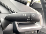 レバー上の表示から各機能の位置を確認しやすく、運転中も視線を大きく外さず扱える配置です。手元で必要な操作を行えるため、日常の運転を支える実用的な装備です。