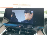 停車中に楽しめるTV機能。長距離移動の際の休憩時間に、ニュースやドラマなどを楽しめます。快適な車内空間を演出します。