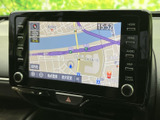 現在地や周辺道路を画面上で確認でき、目的地までのルート確認に役立ちます。地図表示のほか、画面まわりには各種メニューがまとめられ、日々の移動をサポートします。