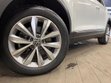 ●純正17インチアルミホイール:輸入車ならではの卓越した走りを支えるホイールと足回りです!日本車の走りに慣れている方にもぜひ体感して頂きたいほど、高いレベルでまとまっています!