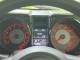 視認性の高いメーター類で、運転に必要な情報を的確に把握できます。運転に集中できる、シンプルで機能的なデザインです。
