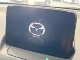 【マツダコネクトナビ】車内の雰囲気にマッチした一体型タイプのナビ。各種車輌設定やBluetooth再生等、様々な機能が楽しめます。直感的なダイヤル操作が可能で、使い勝手も良好です。