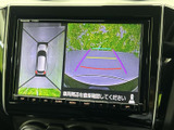車両周辺を上から捉えた表示と後方の映像を切り替えて確認でき、駐車時の周囲確認に役立ちます。画面上の目安線も見やすく、車庫入れをサポートします。