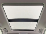 【大型サンルーフ】車内の解放感が一気に上がる大型のパノラマルーフ!季節を問わず開放的で快適なドライブをお楽しみいただけます。流通量も少なく希少価値の高い人気の装備です♪