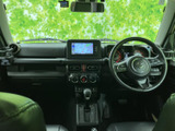 運転席からの操作がしやすい位置に配置され、快適なドライブをサポート。情報満載の画面で、目的地までスムーズに案内してくれます。