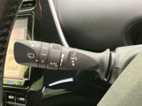 レバー上の表示で各種設定を確認しやすく、運転席から手元を見て操作できます。雨天時など天候の変化に合わせて使える機能がまとまり、日々の運転をサポートします。