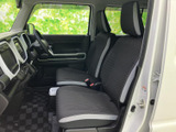 運転席からの視界は良好で、運転操作もスムーズに行えます。安全運転をサポートする機能も充実しています。